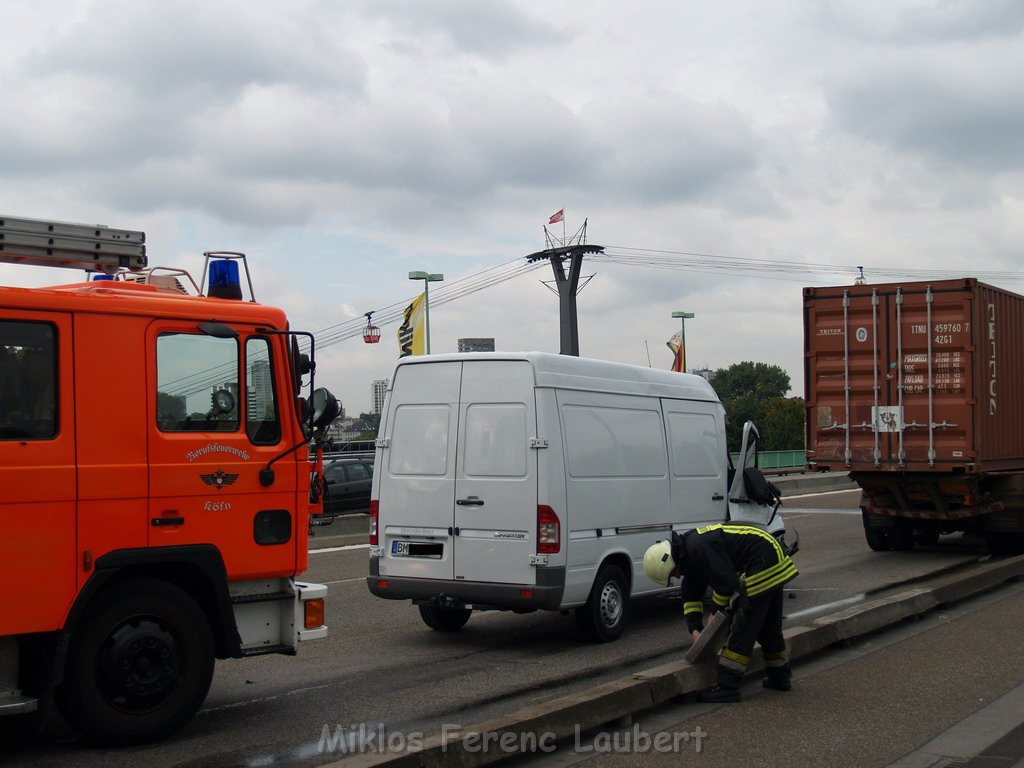 VU Transporter Lkw Zoobruecke Rich Koeln    P03.JPG